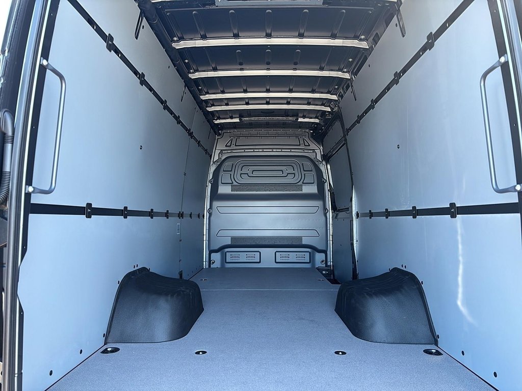 2025 Mercedes-Benz Sprinter Cargo Van in Quebec, Quebec - 8 - w1024h768px