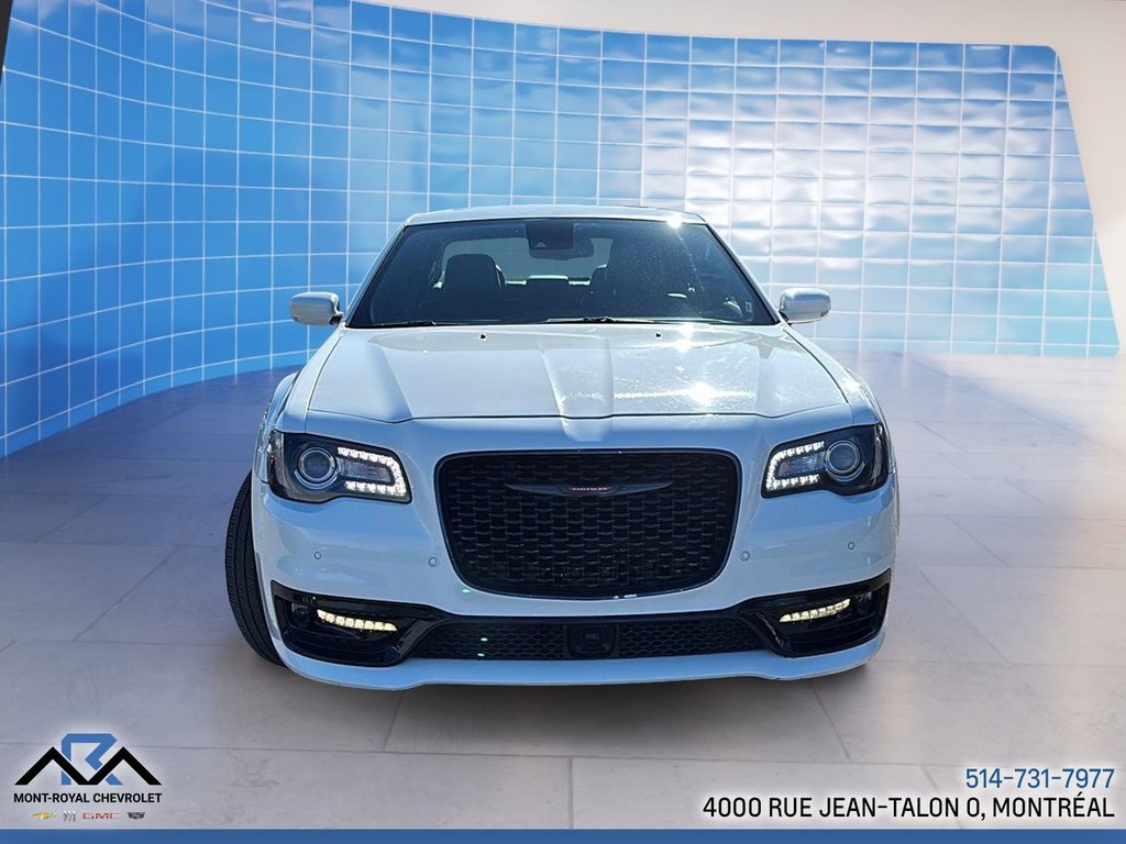 2023 Chrysler 300 in Montreal, Quebec - 3 - w1024h768px