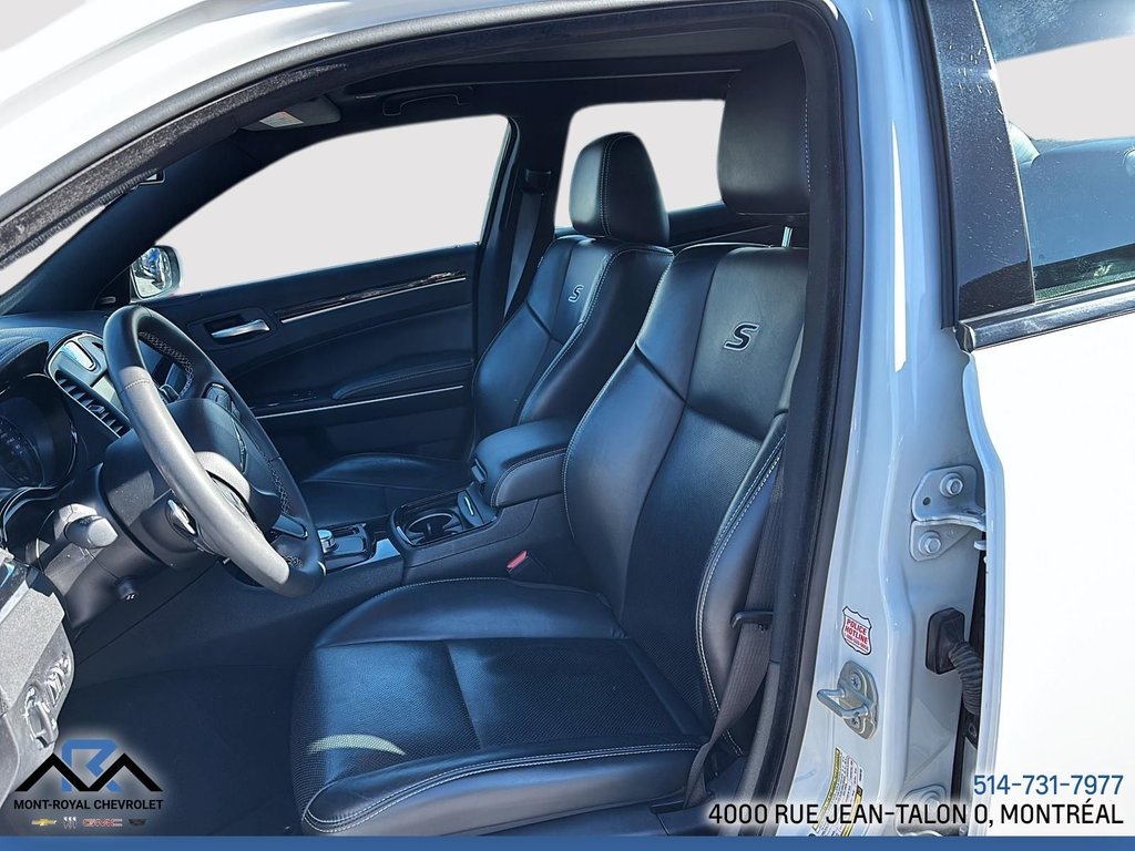 2023 Chrysler 300 in Montreal, Quebec - 17 - w1024h768px
