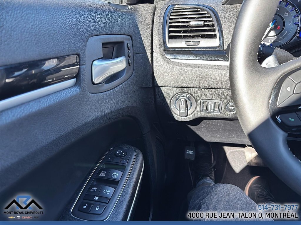 2023 Chrysler 300 in Montreal, Quebec - 21 - w1024h768px
