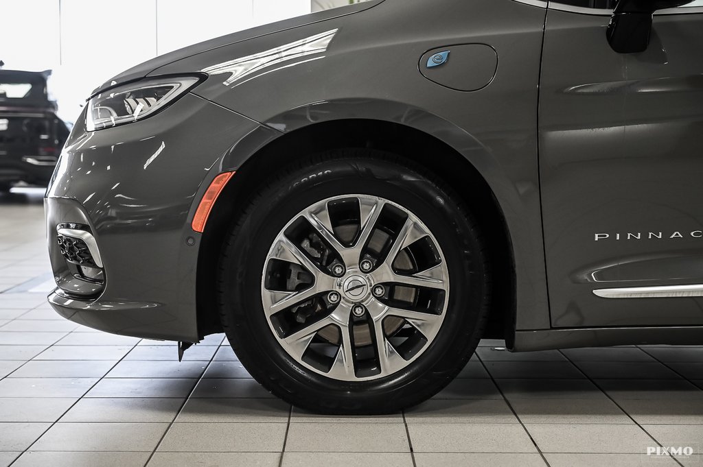 2023 Chrysler Pacifica Hybrid in Brossard, Quebec - 13 - w1024h768px