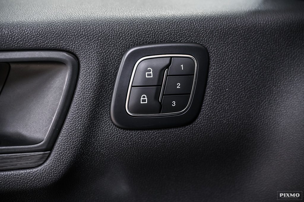 2025 Ford Escape in Brossard, Quebec - 14 - w1024h768px