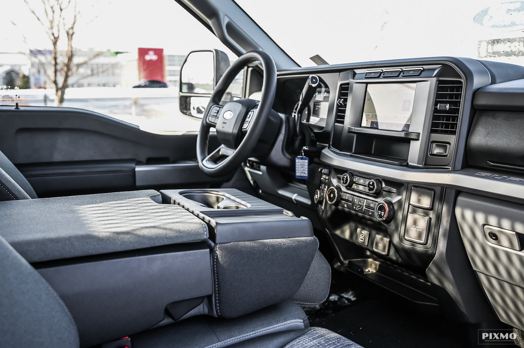 Ford F550  2023 à Brossard, Québec - 23 - w1024h768px