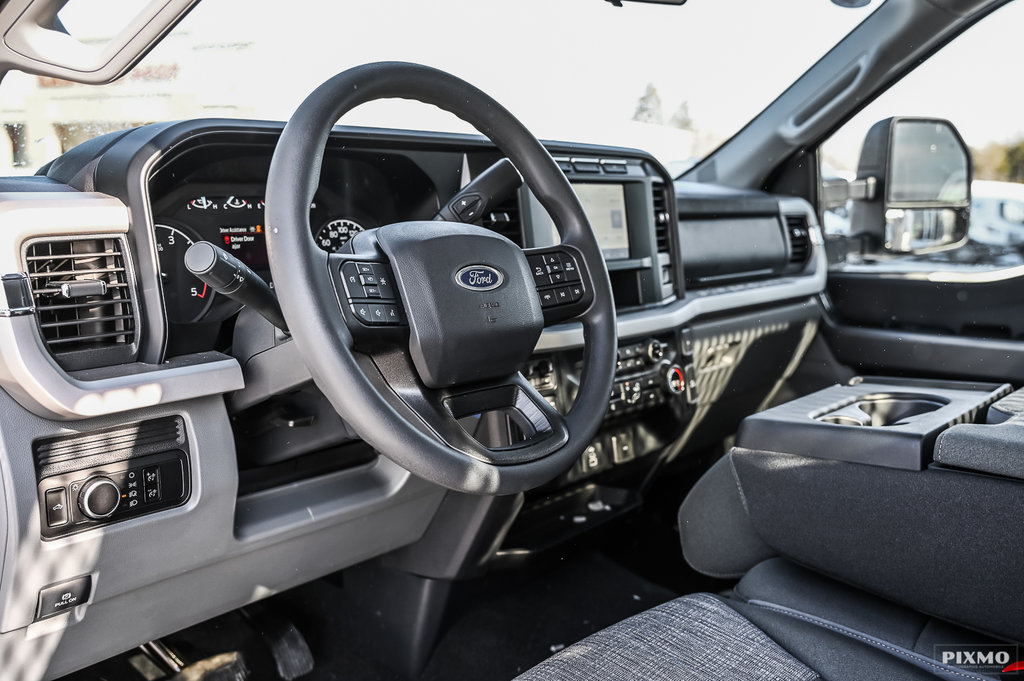 Ford F550  2023 à Brossard, Québec - 11 - w1024h768px