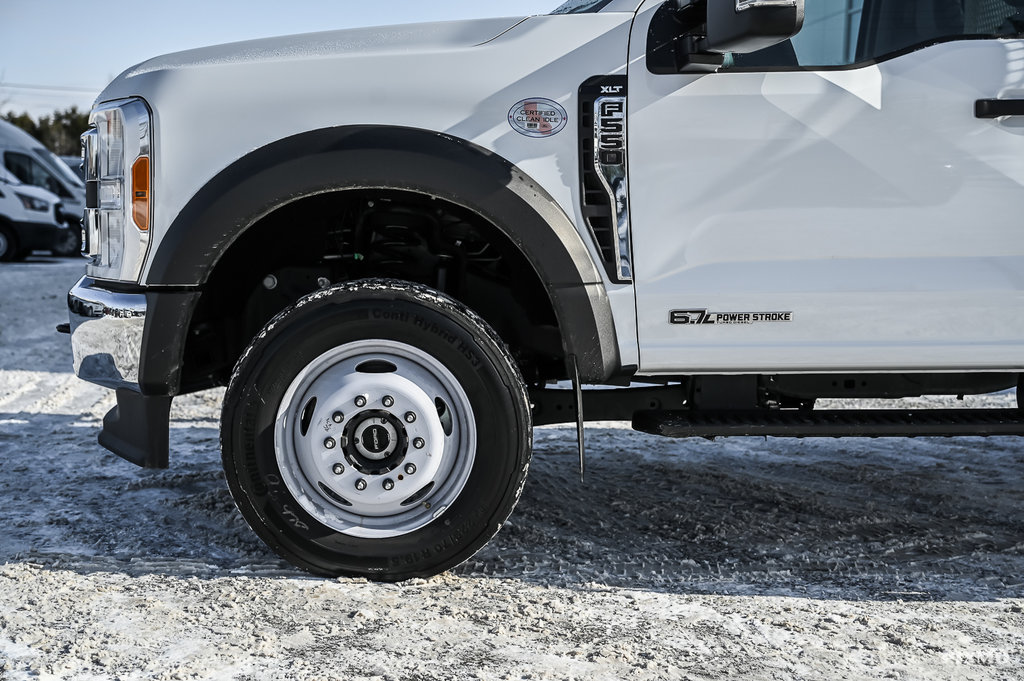 Ford F550  2023 à Brossard, Québec - 4 - w1024h768px