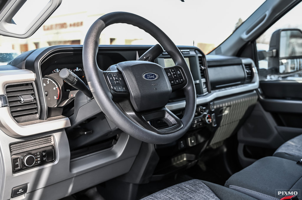 2023 Ford F550 in Brossard, Quebec - 10 - w1024h768px