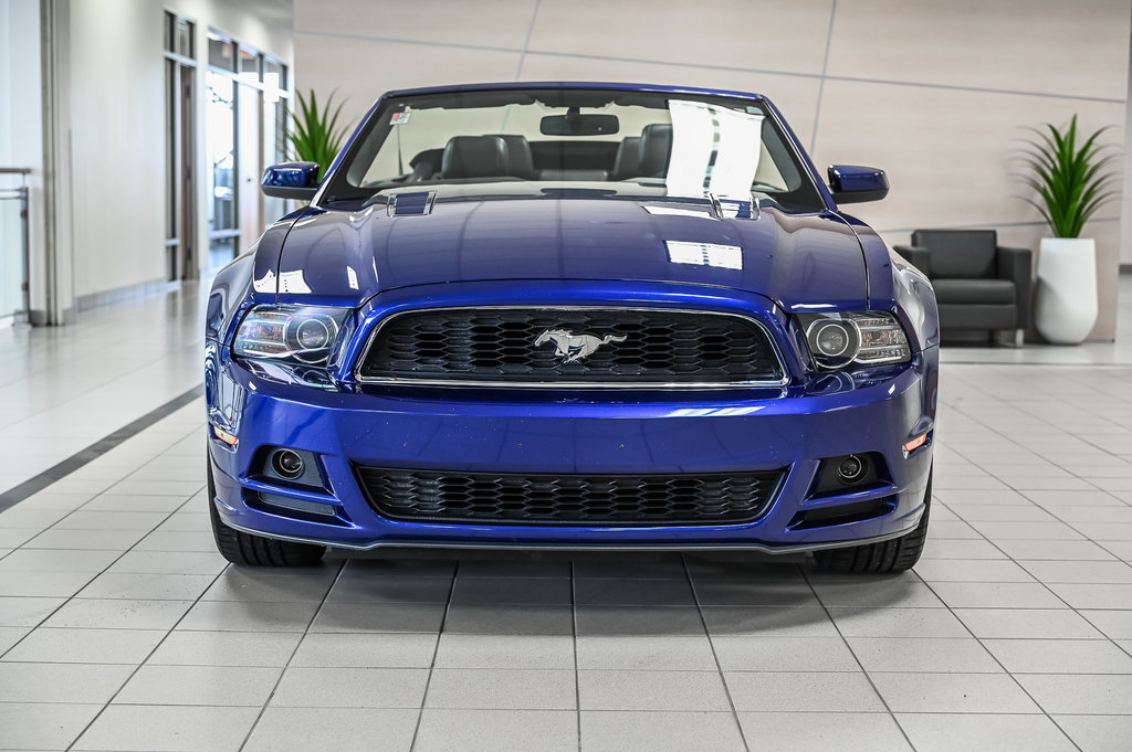 2013 Ford Mustang convertible in Brossard, Quebec - 2 - w1024h768px