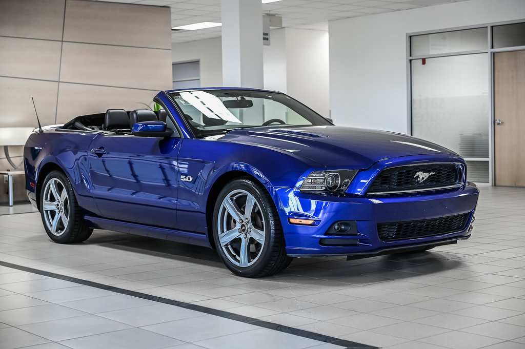 2013 Ford Mustang convertible in Brossard, Quebec - 4 - w1024h768px