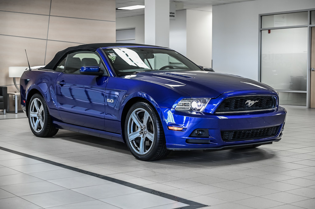 2013 Ford Mustang convertible in Brossard, Quebec - 3 - w1024h768px