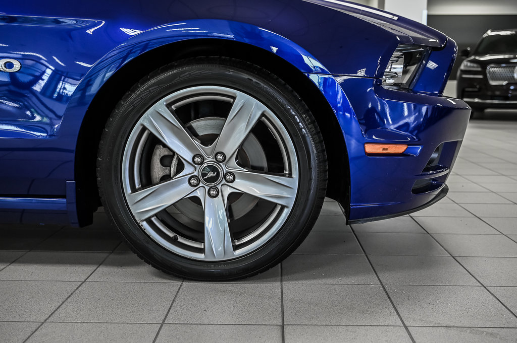 2013 Ford Mustang convertible in Brossard, Quebec - 8 - w1024h768px