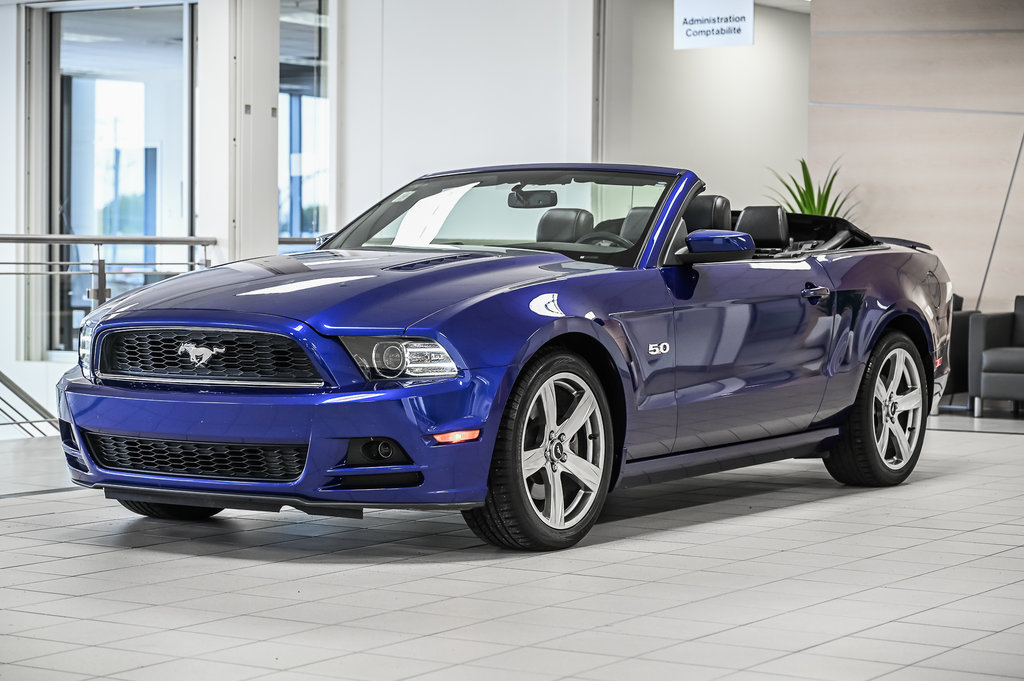2013 Ford Mustang convertible in Brossard, Quebec - 1 - w1024h768px