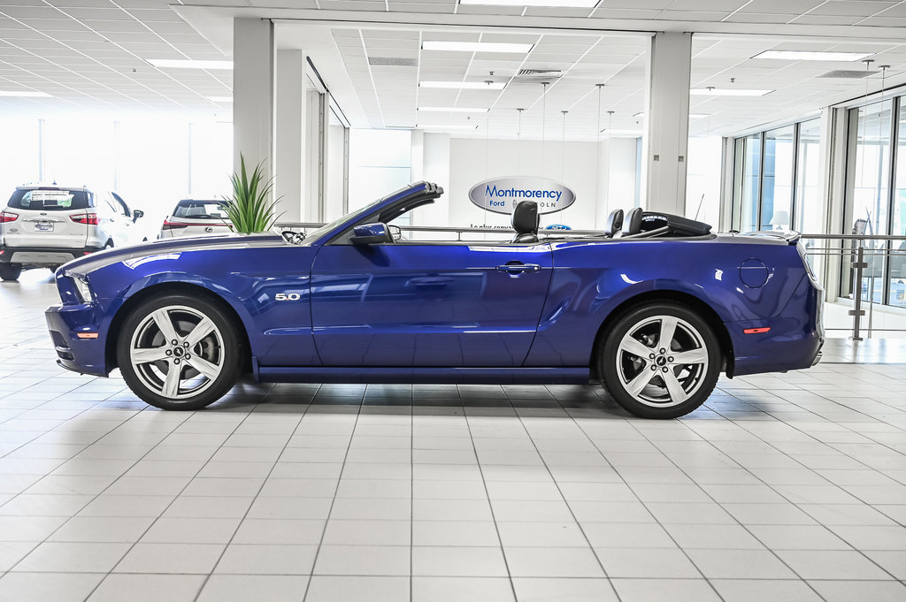 2013 Ford Mustang convertible in Brossard, Quebec - 6 - w1024h768px