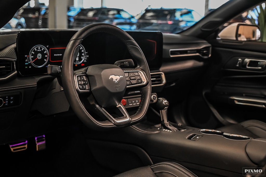2025 Ford Mustang convertible in Brossard, Quebec - 15 - w1024h768px
