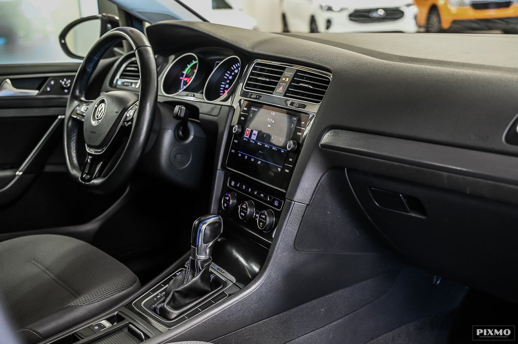 2018 Volkswagen E-Golf Comfortline | SIEGES CHAUFFANTS | CARPLAY | CAMERA in Brossard, Quebec - 30 - w1024h768px