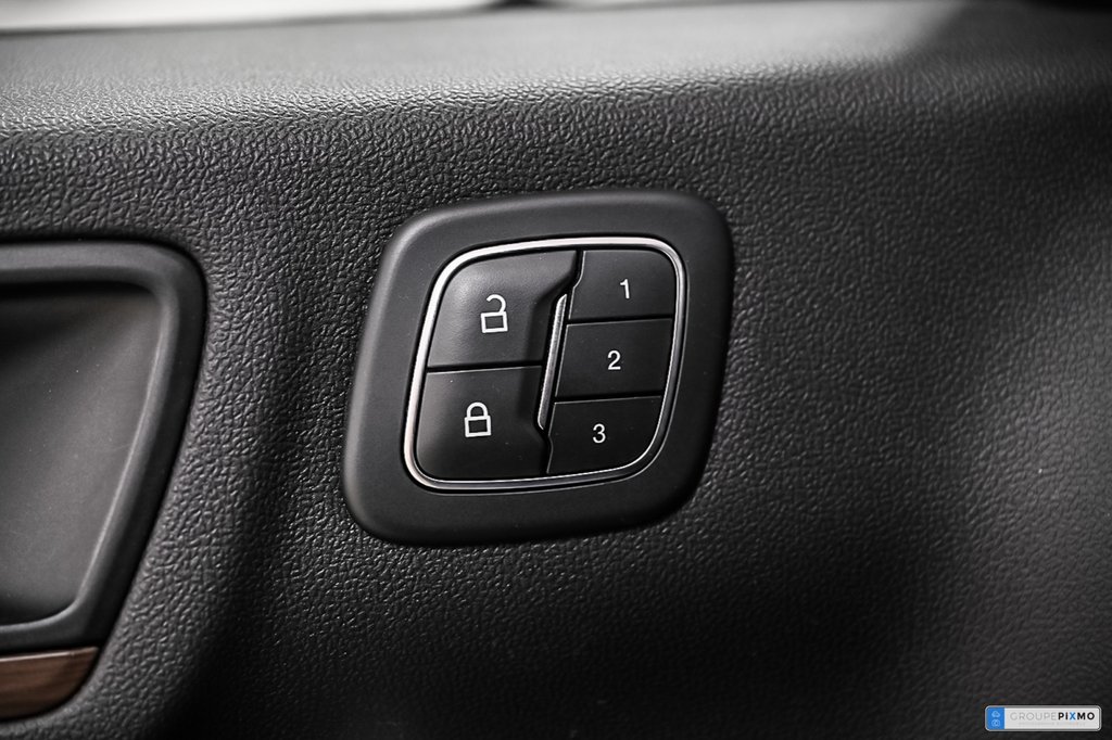 2020 Ford Escape in Brossard, Quebec - 20 - w1024h768px