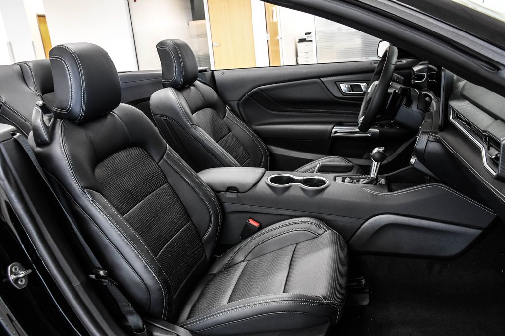 2026 Ford Mustang convertible in Brossard, Quebec - 16 - w1024h768px