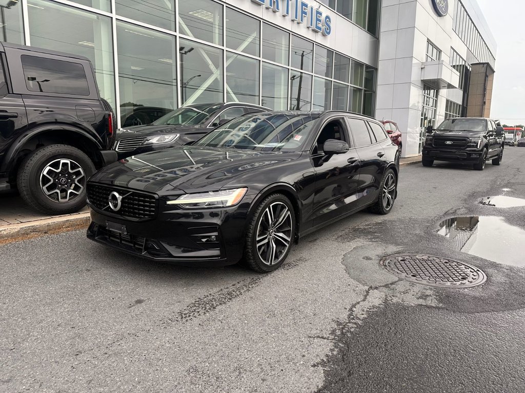 Volvo V60  2021 à Brossard, Québec - 1 - w1024h768px