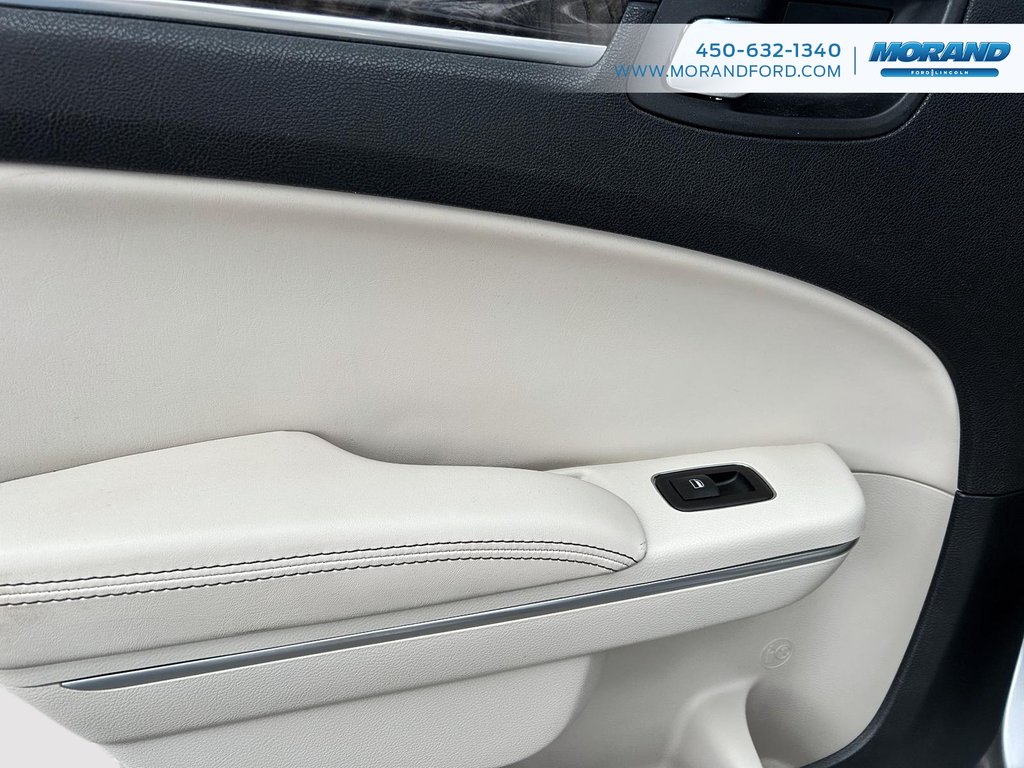 2015 Chrysler 300 C in Sainte-Catherine, Quebec - 11 - w1024h768px