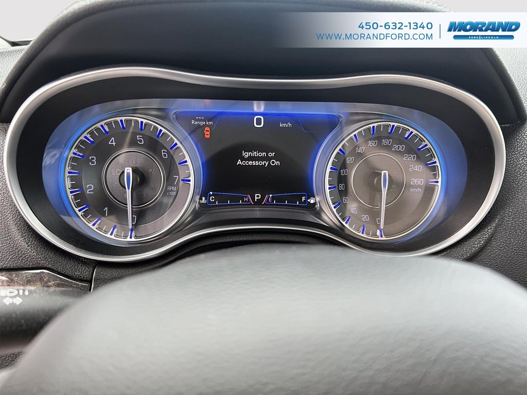 2015 Chrysler 300 C in Sainte-Catherine, Quebec - 18 - w1024h768px