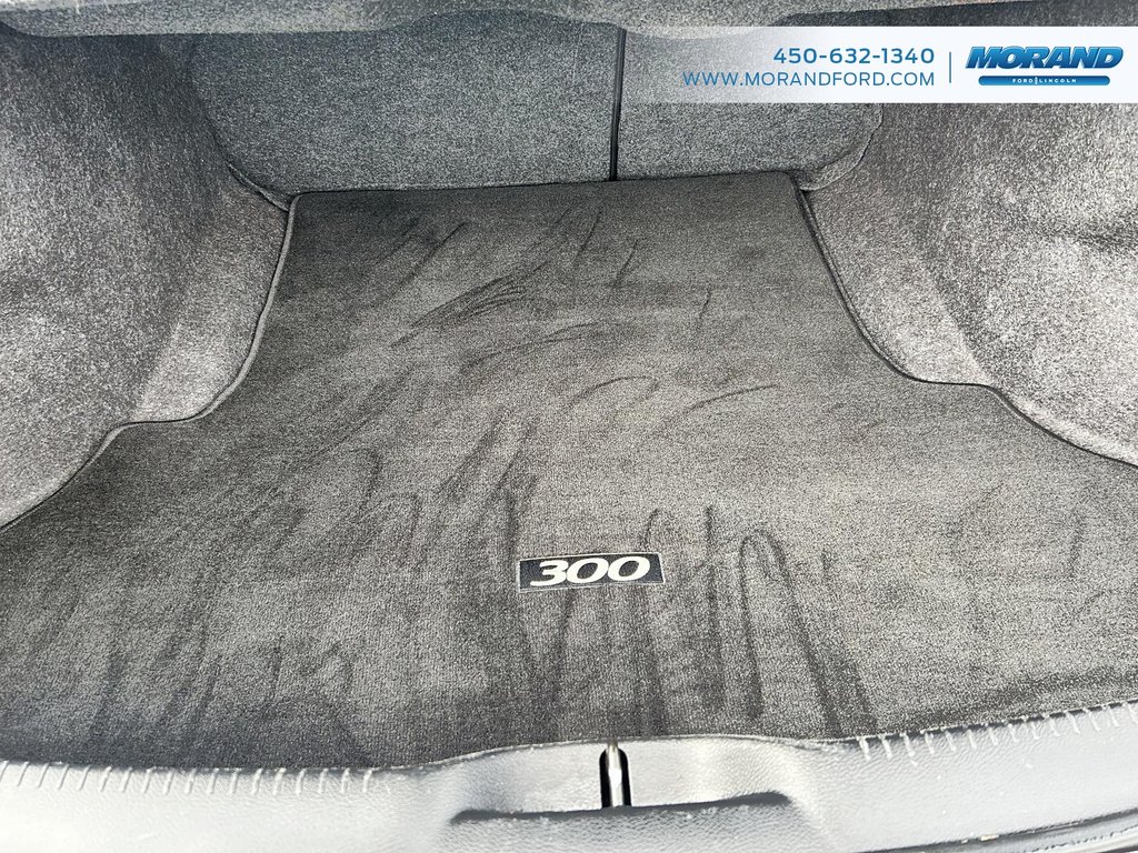 2015 Chrysler 300 C in Sainte-Catherine, Quebec - 10 - w1024h768px