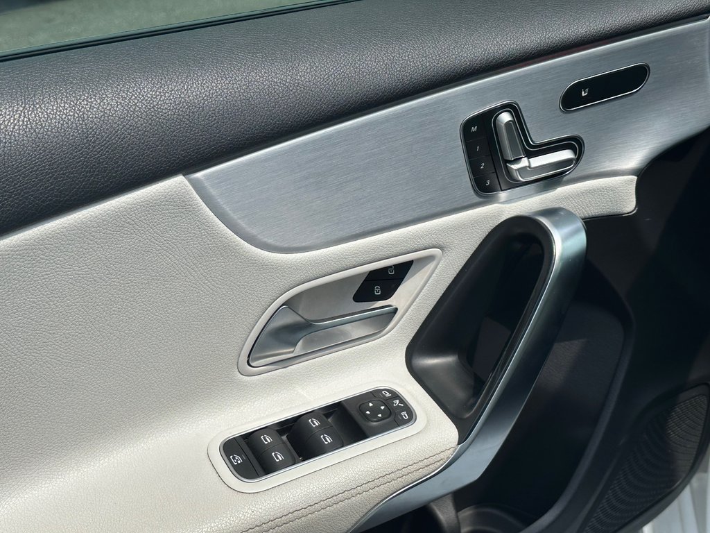 Mercedes-Benz A-Class AMG A 35 4MATIC HATCHBACK NIGHT pckg 2022 à St-Jean-Sur-Richelieu, Québec - 16 - w1024h768px