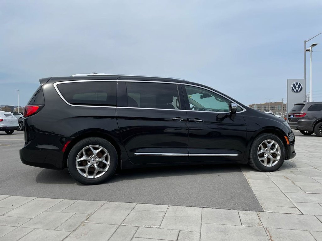 2017 Chrysler Pacifica Limited in Oshawa, Ontario - 8 - w1024h768px