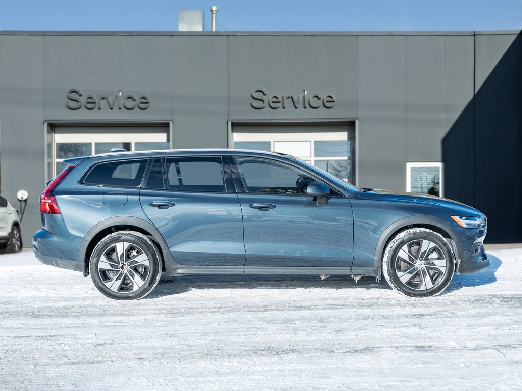 Volvo V60 Cross Country B5 AWD Plus  CPO RATE fr 3.49%*  STATION WAGON 2025-4