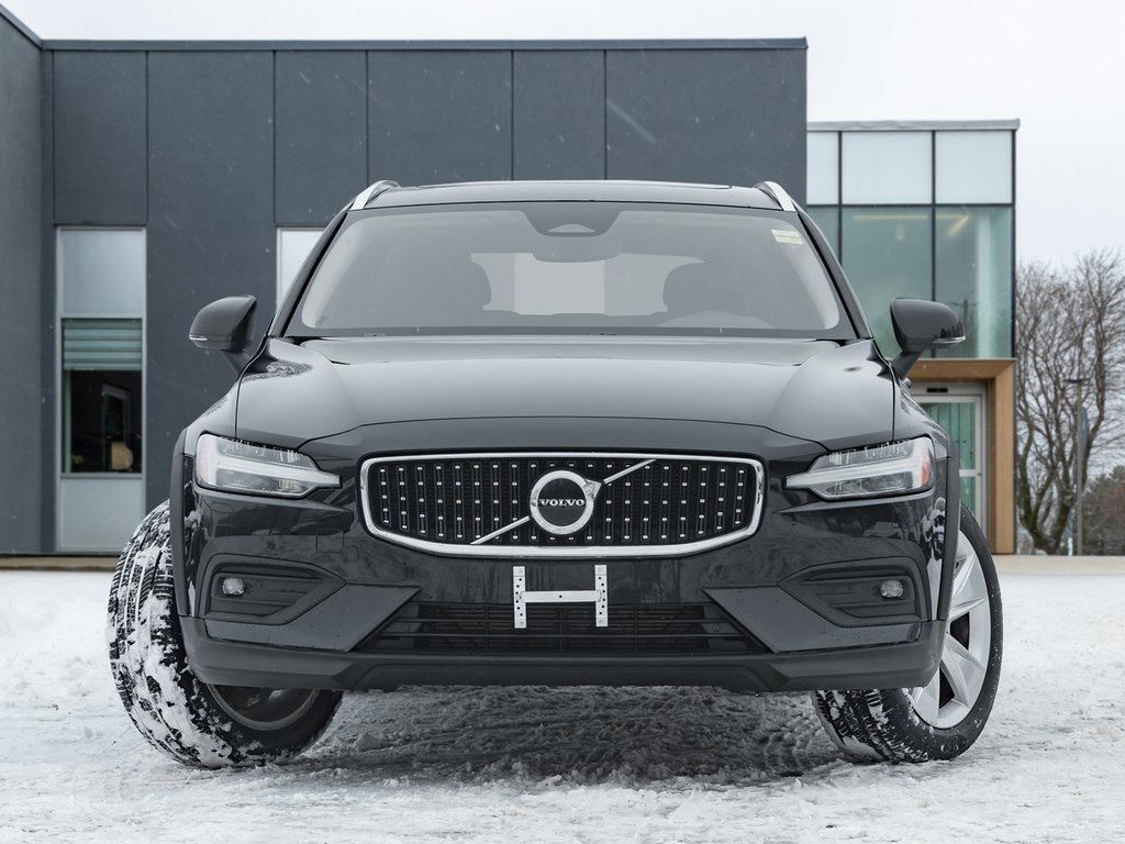 Volvo V60 Cross Country B5 AWD Core  LOW KM  NEARLY NEW  VOLVO CPO 2025-1