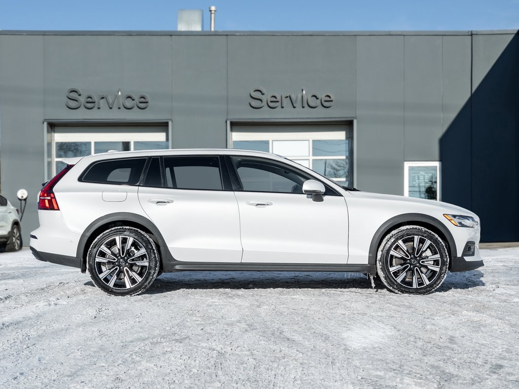Volvo V60 Cross Country B5 AWD PLUS  19 ALLOY WHEELS  CLIMATE PACK  CPO 2025-4