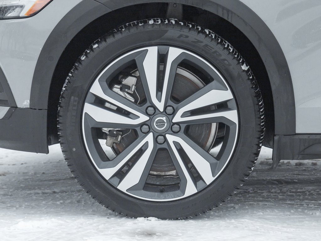 2025 Volvo V60 Cross Country B5 AWD Plus  19 ALLOY WHEELS  LOW KM  CPO-3