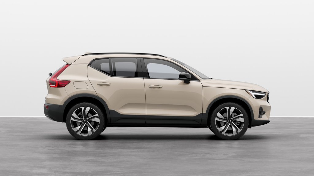 2025 Volvo XC40 B5 AWD Plus Dark Theme-4