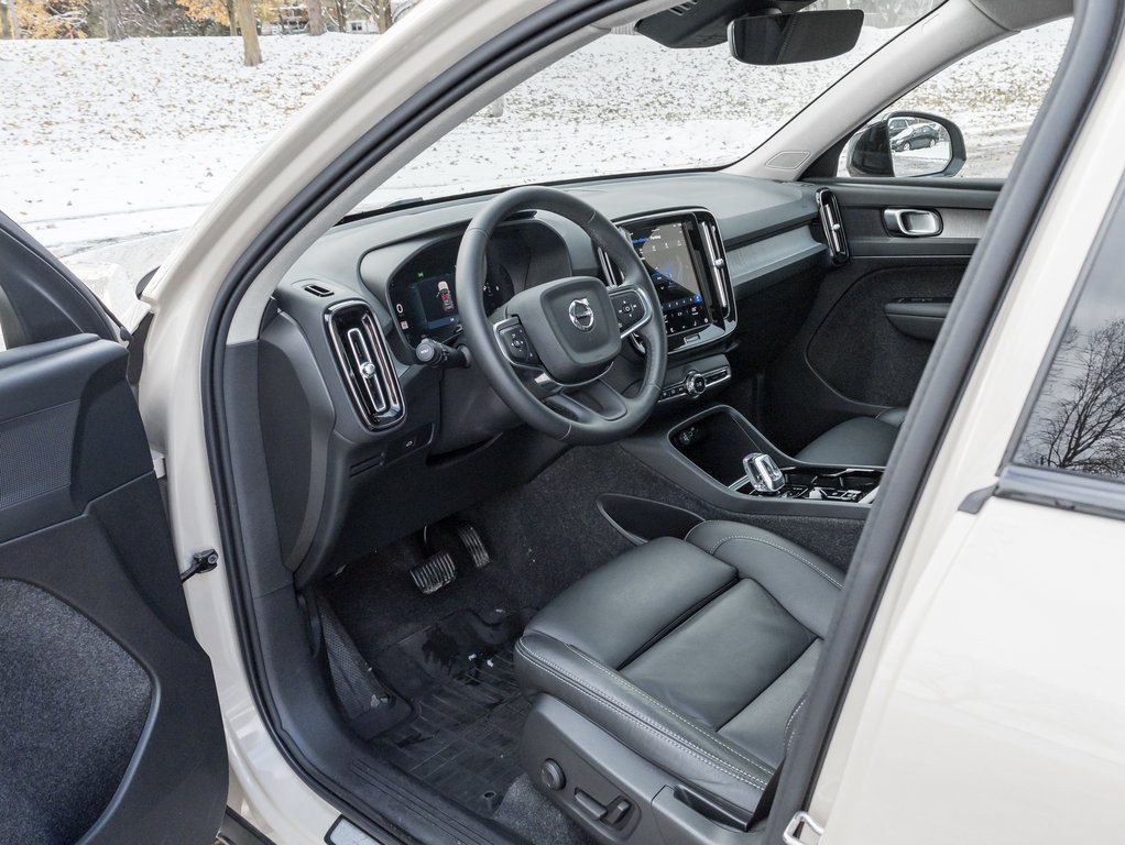 2025 Volvo XC40 B5 AWD Plus Dark Theme  20 ALLOY WHEEL  VOLVO CPO-6