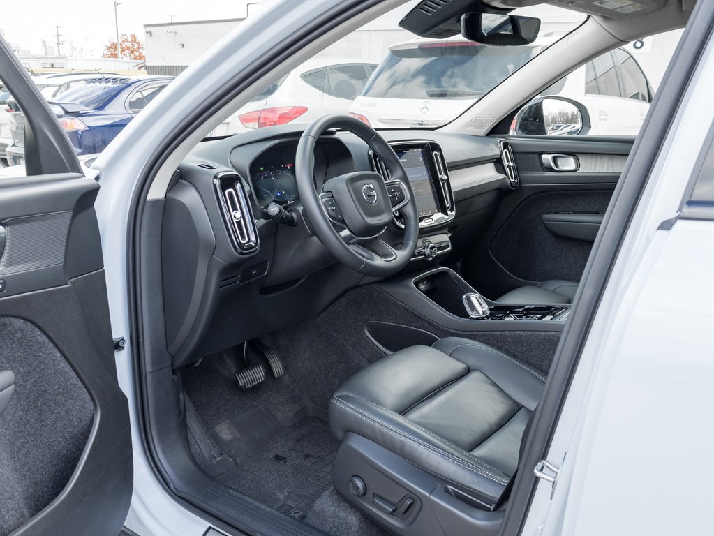 Volvo XC40 B5 AWD Plus Dark Theme CLOUD BLUE VOLVO CPO 2025-6