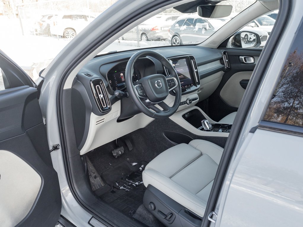 Volvo XC40 B5 AWD Plus Dark Theme  20 ALLOY WHEELS  CPO 2025-6