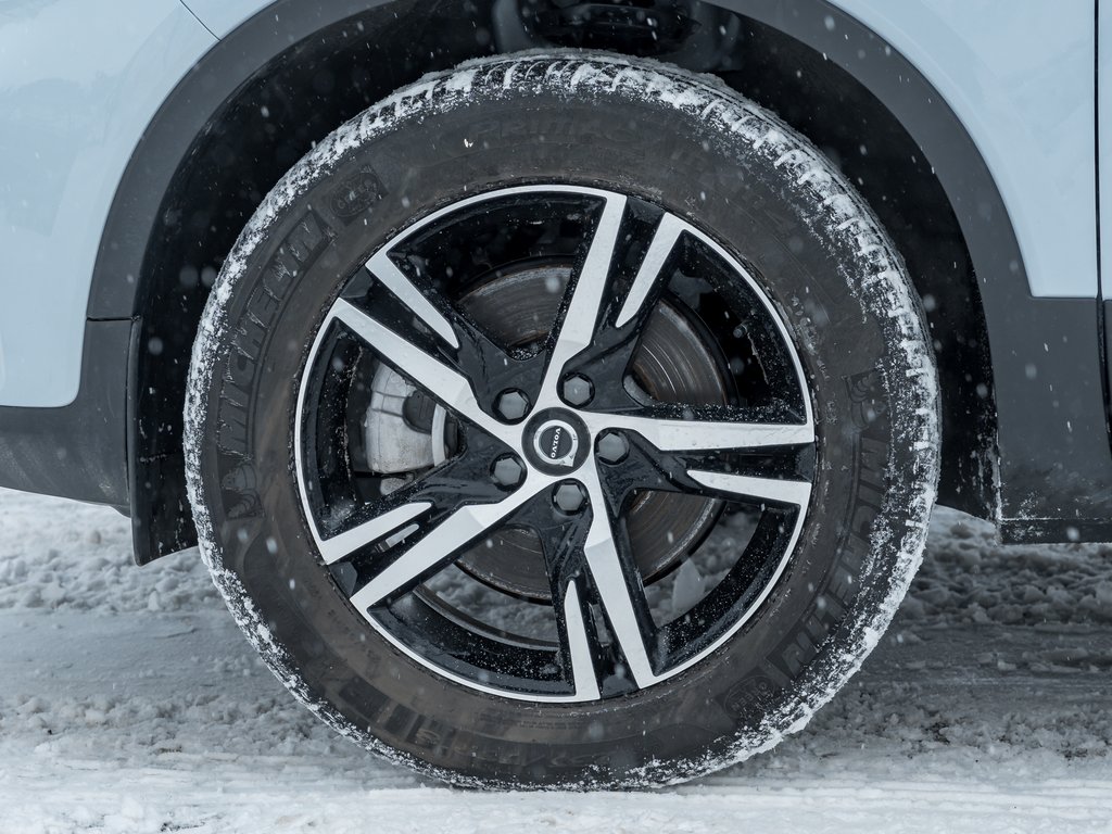 2025 Volvo XC40 B5 AWD Core Bright Theme  CPO FIN RATE 3.49%*-4%*-3