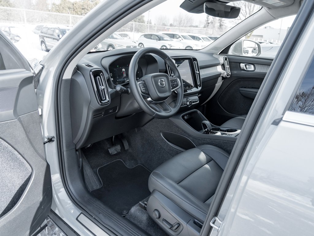 Volvo XC40 B5 AWD Core Bright Theme  CPO FIN RATE  3.49%-4%* 2025-6