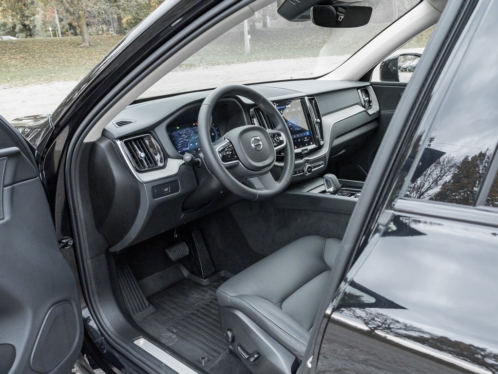 2025 Volvo XC60 B5 AWD Plus Dark Theme NEARLY NEW  CPO-6