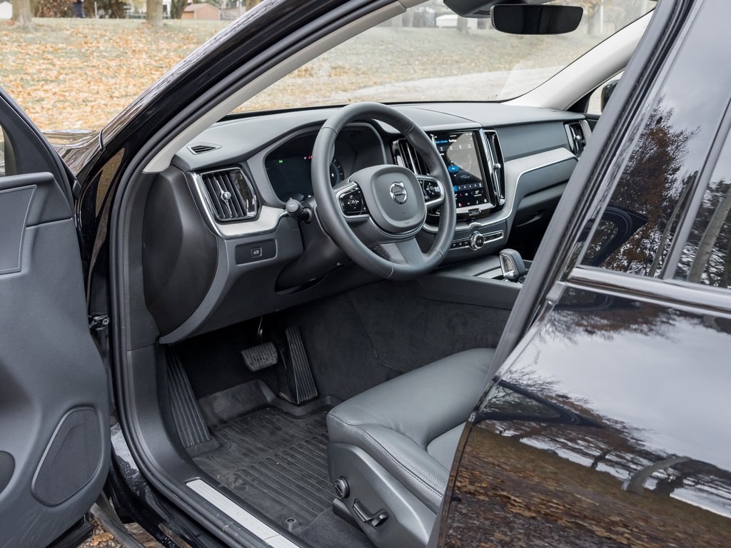 2025 Volvo XC60 B5 AWD Plus Dark Theme-6
