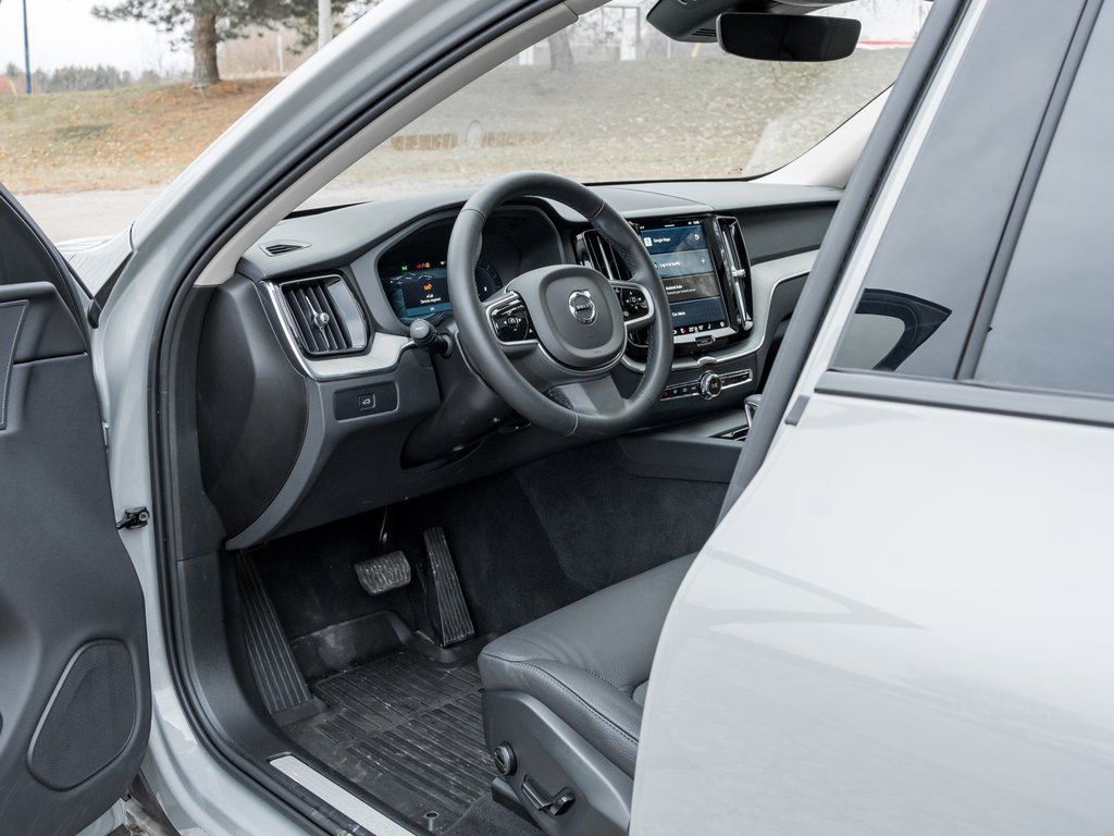 2025 Volvo XC60 B5 AWD Plus Dark Theme-6