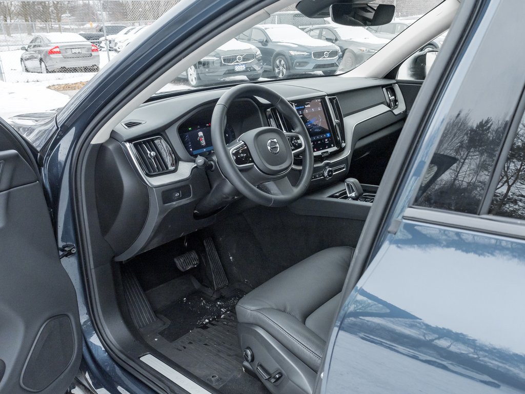 2025 Volvo XC60 B5 AWD Plus Dark Theme-5