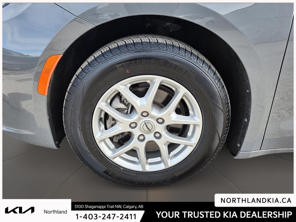 2023 Chrysler Pacifica Touring-L-6