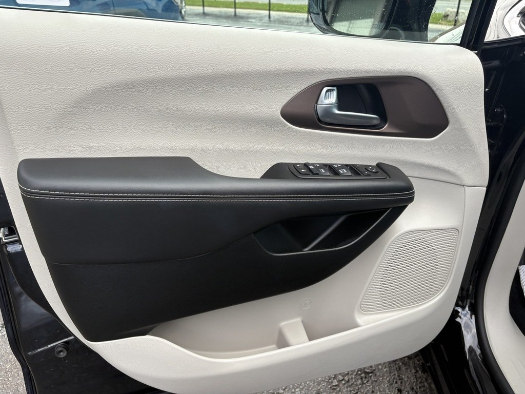 2024 Chrysler Grand Caravan POWER SLIDING DOORS   POWER LIFT GATE   BLIND SPOT in Oakville, Ontario - 10 - w1024h768px