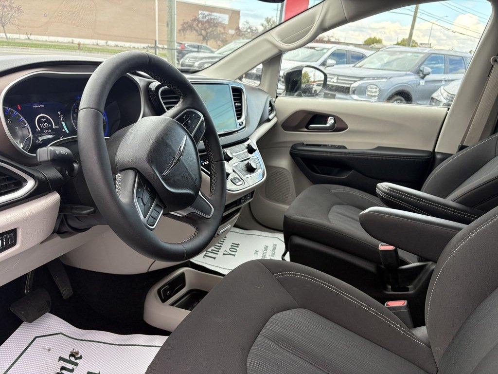 2024 Chrysler Grand Caravan SXT   POWER DOORS   STOW N GO   NAV   BU CAM in Oakville, Ontario - 13 - w1024h768px