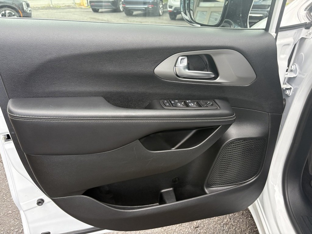 2025 Chrysler Grand Caravan SXT   POWER DOORS   STOW N GO   POWER DOORS in Oakville, Ontario - 10 - w1024h768px