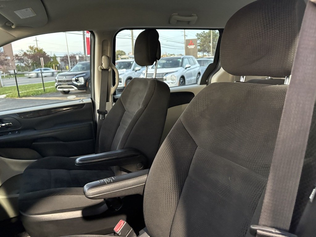 2018 Dodge Grand Caravan CVP   7 PASS   BU CAM   CLEAN CARFAX in Oakville, Ontario - 11 - w1024h768px