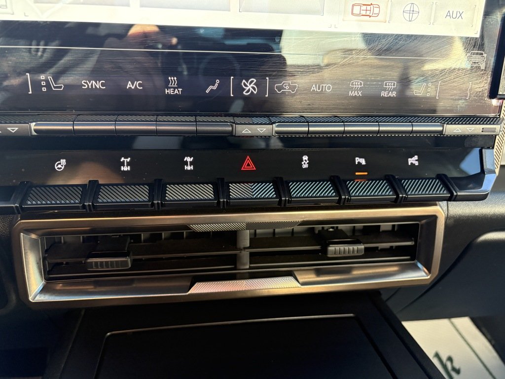 2024 GMC HUMMER EV Pickup E4WD   CREW CAB   2X   ELECTRIC   CLEAN CARFAX in Oakville, Ontario - 18 - w1024h768px