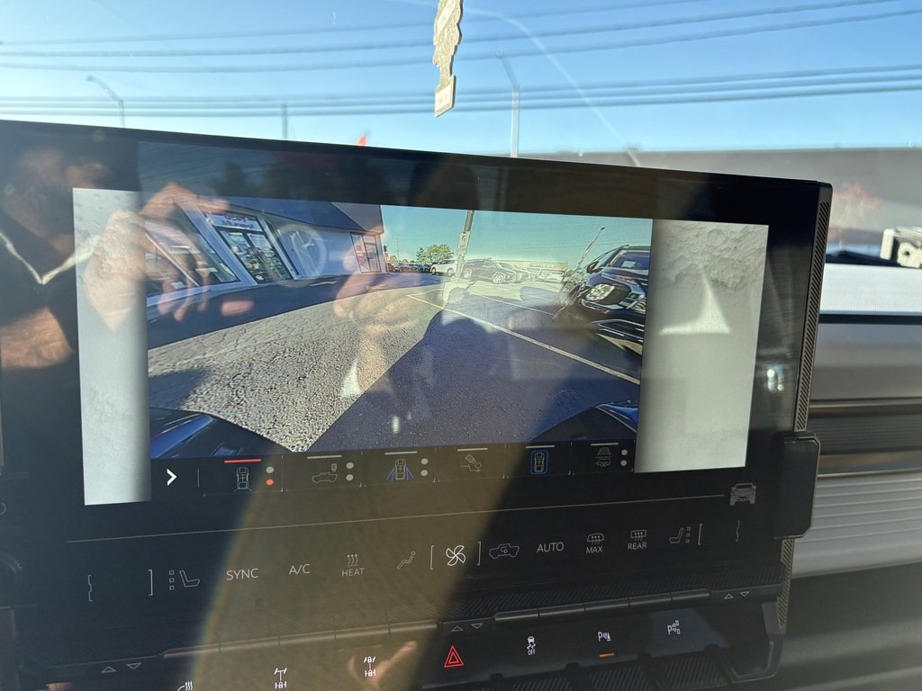 2024 GMC HUMMER EV Pickup E4WD   CREW CAB   2X   ELECTRIC   CLEAN CARFAX in Oakville, Ontario - 16 - w1024h768px