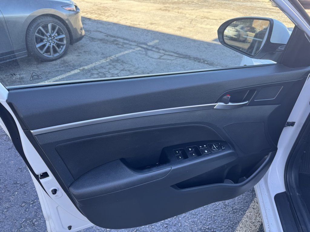 2020  Elantra Preferred IVT   CARPLAY   HTD SEATS   HTD STEER in Oakville, Ontario - 10 - w1024h768px