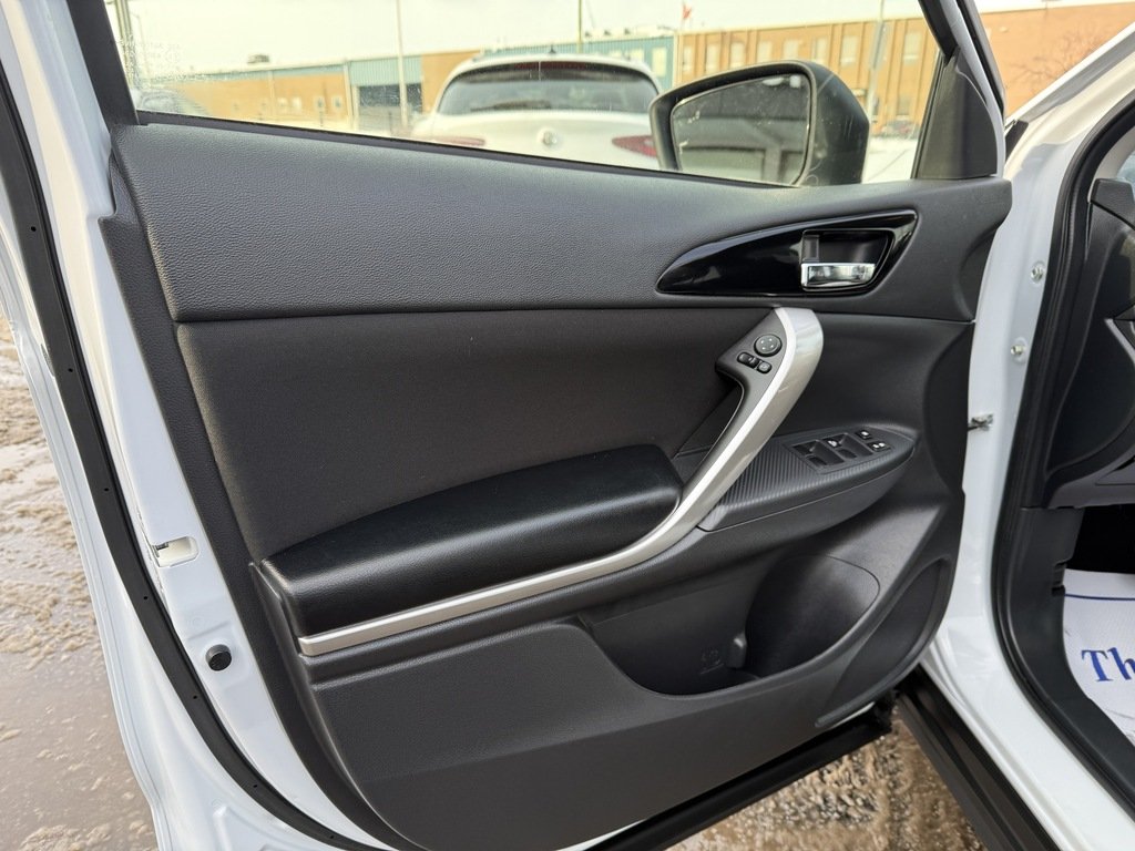2024 Mitsubishi Eclipse Cross SE S-AWC in Oakville, Ontario - 10 - w1024h768px