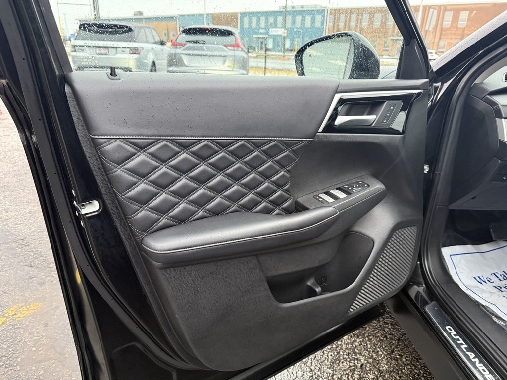 2024 Mitsubishi Outlander PHEV GT S-AWC in Oakville, Ontario - 10 - w1024h768px